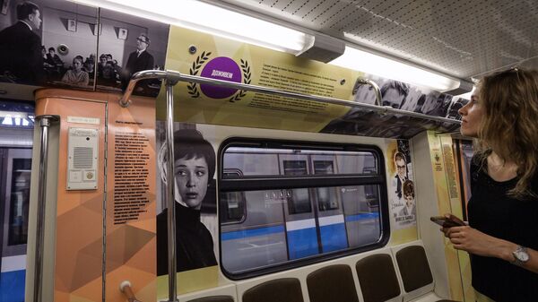 В вагоне поезда в московском метрополитене. Архивное фото