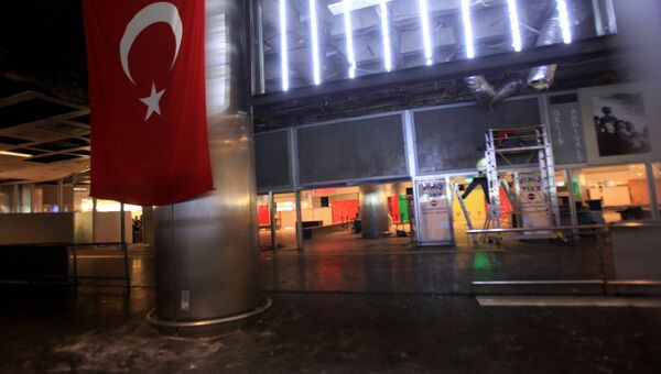 У входа в аэропорт Ататюрка в Стамбуле, где произошел теракт. Архивное фото