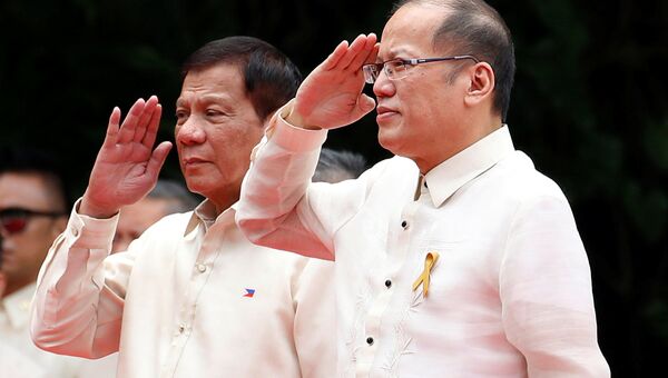 Избранный президент Филиппин Родриго Дутерте принес присягу в качестве нового главы государства в президентском дворце в Маниле