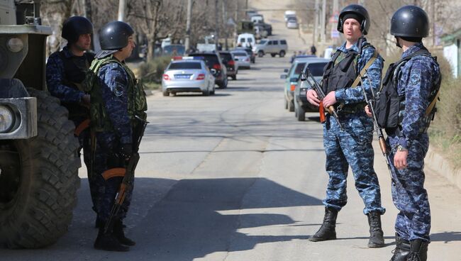 Сотрудники полиции на месте проведения контртеррористической операции в Дагестане. Архивное фото