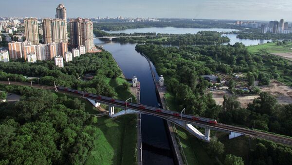 Железнодорожный мост через канал имени Москвы в районе Покровское-Стрешнево. Архивное фото