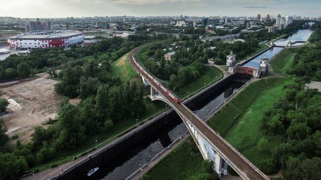 Железнодорожный мост и шлюзы через канал имени Москвы в районе Покровское-Стрешнево