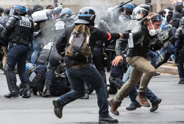 Во время массовых протестов против нового трудового законодательства на одной из улиц Парижа