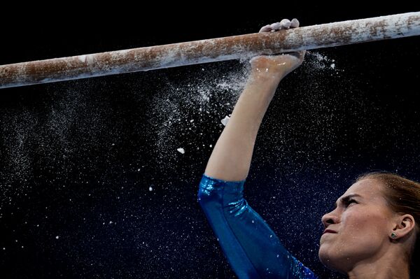 Ксения Афанасьева готовит брусья перед выполнением упражнений на чемпионате Европы по спортивной гимнастике в Берне