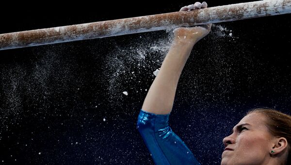 Ксения Афанасьева готовит брусья перед выполнением упражнений на чемпионате Европы по спортивной гимнастике в Берне. Архивное фото