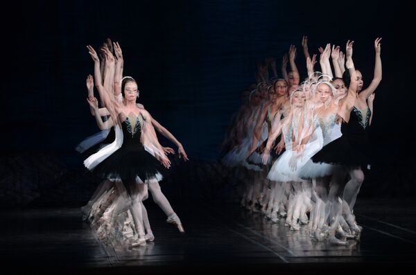 Артисты в сцене из балета Лебединое озеро на сцене РАМТа