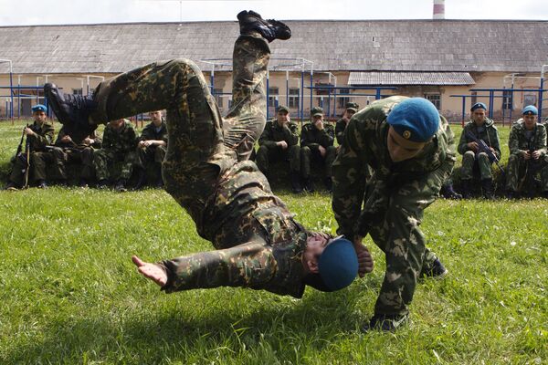 Отработка приемов рукопашного боя в военно-патриотическом лагере Гвардеец