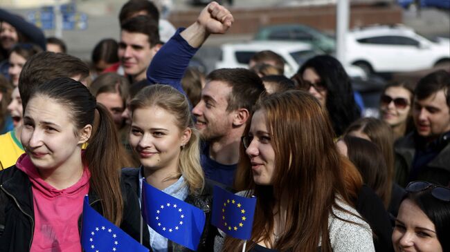 Студенты с флажками Евросоюза на площади в Киеве, Украина