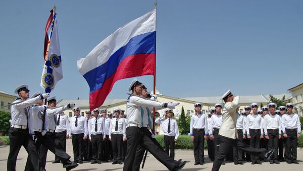 Церемония выпуска офицеров для ВМФ России в Черноморском высшем военно-морском училище имени адмирала П. С. Нахимова в Севастополе