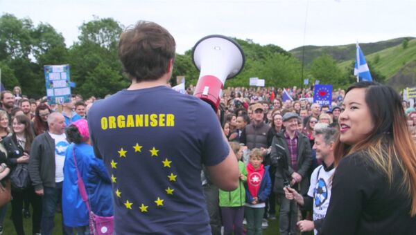 Сотни шотландцев с проевропейскими лозунгами митинговали против Brexit