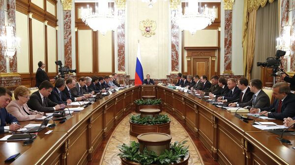 Председатель правительства России Дмитрий Медведев (в центре) проводит заседание кабинета министров РФ в Доме правительства РФ. 30 июня 2016