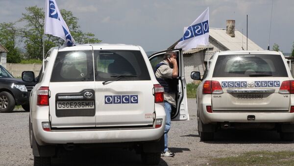 Автомобили представителей Специальной мониторинговой миссии (СММ) ОБСЕ на территории Докучаевска Донецкой области