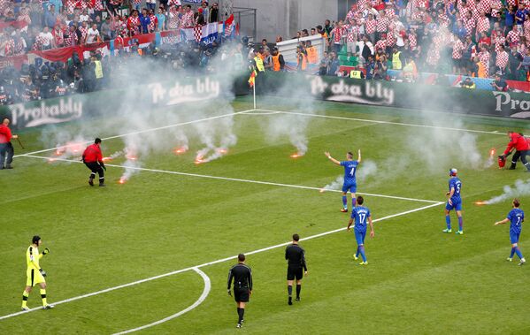 Фаеры на поле во время матча Евро-2016 между сборными командами Чехии и Хорватии