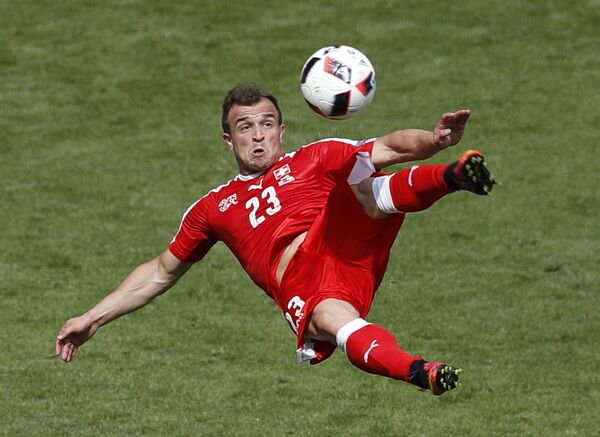 Игрок сборной Швейцарии по футболу Джердан Шакири забивает гол в ворота сборной Польши на Евро-2016
