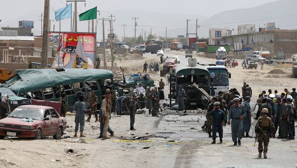 Поврежденные автобусы на месте взрывов от атаки террористов-смертников в Кабуле. Афганистан, 30 июня 2016 года