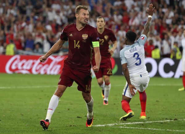 Защитник сборной России по футболу Василий Березуцкий празднует забитый гол в ворота сборной Англии на Евро-2016