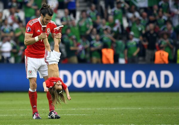 Игрок сборной Уэльса по футболу Гарет Бейл с дочерью на Евро-2016