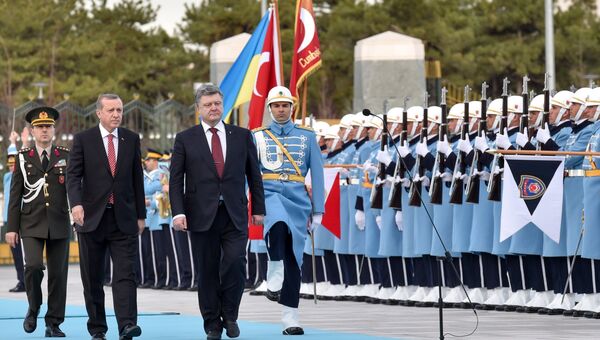 Президент Турции Тайип Эрдоган и президент Украины Петр Порошенко (слева направо на первом плане)