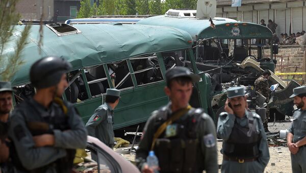 Поврежденные автобусы на месте взрывов от атаки террористов-смертников в Кабуле. Афганистан, 30 июня 2016 года