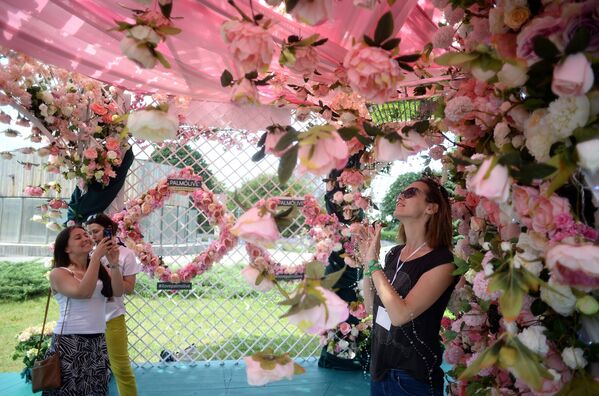 Девушки на открытии V Московского международного фестиваля садов и цветов Moscow Flower Show в парке Музеон