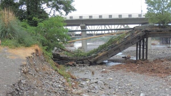 Обрушение моста в Лазаревском районе Сочи