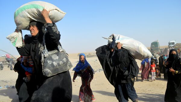 Женщины, перемещенные на военную базу в Рамади, после атаки боевиков ИГ. Ирак, 27 июня 2016
