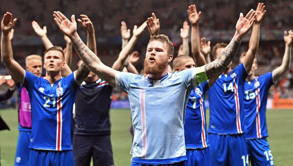Игроки сборной Исландии радуются победе в матче 1/8 финала чемпионата Европы по футболу - 2016 между сборными командами Англии и Исландии