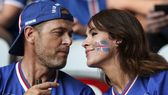 Болельщики сборной Исландии во время матча 1/8 финала чемпионата Европы по футболу - 2016 между сборными командами Англии и Исландии Болельщики сборной Исландии во время матча 1/8 финала чемпионата Европы по футболу - 2016 между сборными командами Англии и Исландии