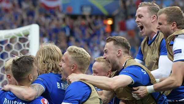 Игроки сборной Исландии радуются забитому мячу в матче группового этапа чемпионата Европы по футболу - 2016 между сборными командами Исландии и Австрии