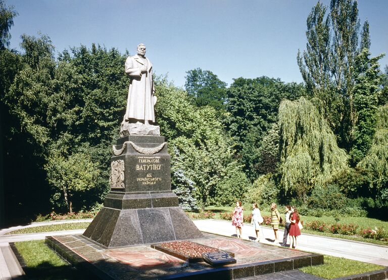 Памятник генералу Николаю Федоровичу Ватутину в Киеве, Украина Памятник генералу Николаю Федоровичу Ватутину в Киеве, Украина