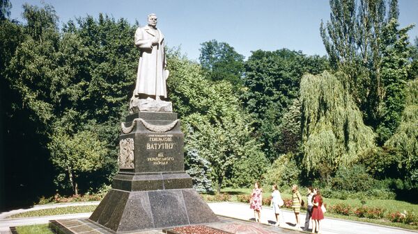 Памятник генералу Николаю Федоровичу Ватутину в Киеве. 1980 год