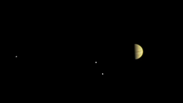 Юпитер и его семейство - первое фото зонда Juno