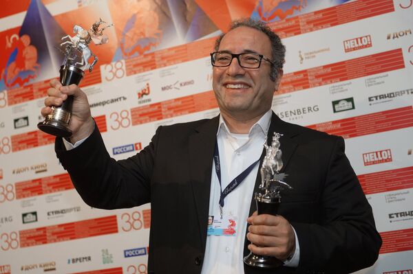 Иранский режиссер Реза Миркарими, завоевавший главный приз Золотой Георгий за фильм Дочь на церемонии закрытия 38-го Московского международного кинофестиваля