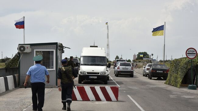 Автомобили на пункте пропуска Джанкой на границе России и Украины