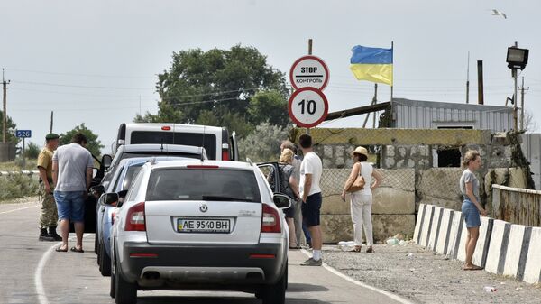 Автомобили на пункте пропуска Джанкой на границе России и Украины