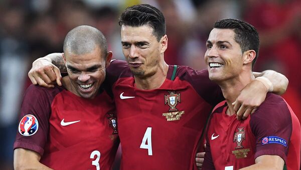 Игроки сборной Португалии Пепе, Жозе Фонте и Криштиану Роналду после победы над сборной Польши на Евро-2016