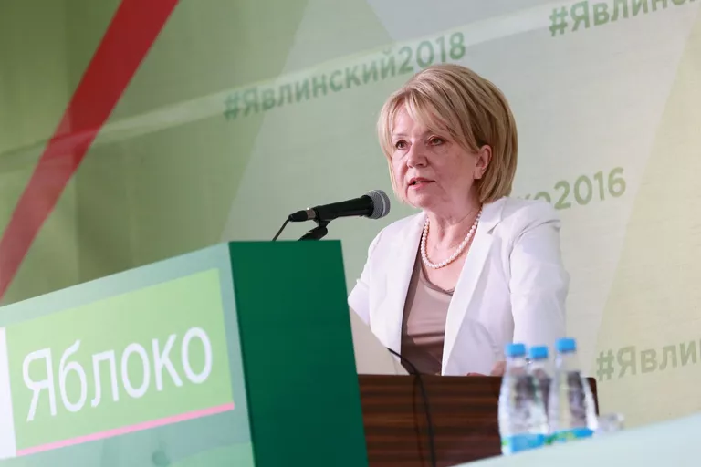 Председатель партии Яблоко Эмилия Слабунова во время предвыборного съезда Председатель партии Яблоко Эмилия Слабунова во время предвыборного съезда