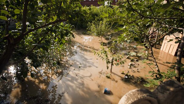 Затопленный в результате наводнения сад на одной из улиц Геленджика. Архивное фото