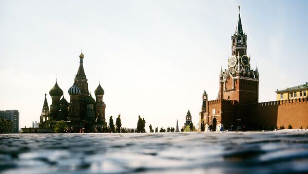 Храм Василия Блаженного и Спасская башня Кремля. Архивное фото