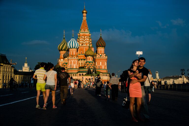 Горожане и туристы на Красной площади в Москве