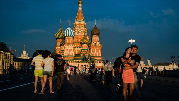 Горожане и туристы на Красной площади в Москве. Архивное Фото.
