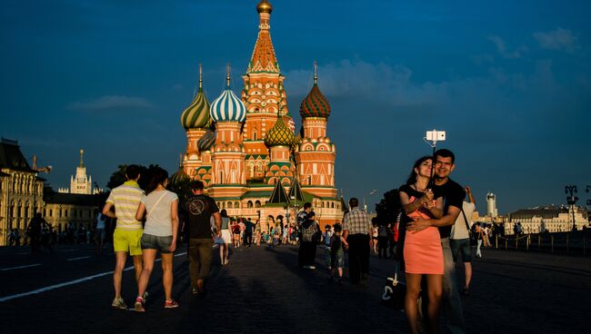 Горожане и туристы на Красной площади в Москве