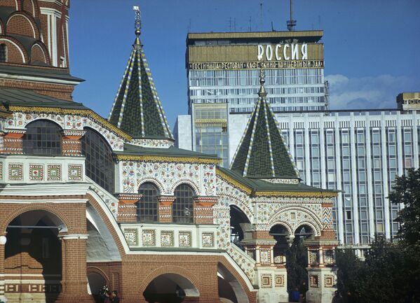 Южное крыло храма Василия Блаженного и фасад гостиницы Россия. 1 июля 1981
