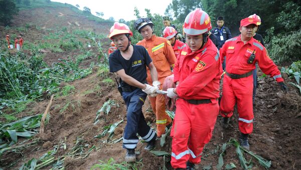 Спасатели работают на месте оползня в провинция Гуйчжоу, Китай, 1 июля 2016 года