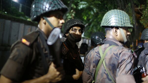 Полиция возле ресторана, где вооруженные люди держат заложников.  Дакка, Бангладеш. 1 июля 2016
