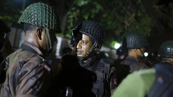 Полиция возле ресторана, где вооруженные люди держат заложников. Дакка, Бангладеш. 1 июля 2016