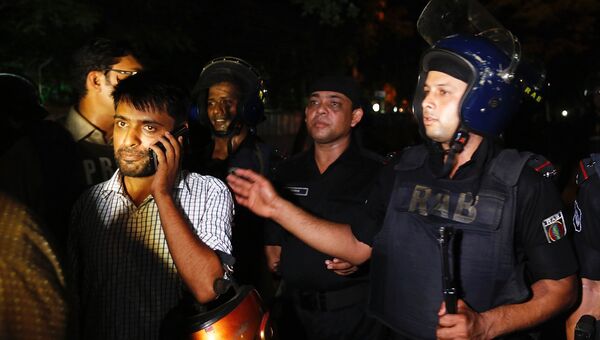 Полиция Бангладеш возле ресторана, где люди держат заложников. Архивное фото