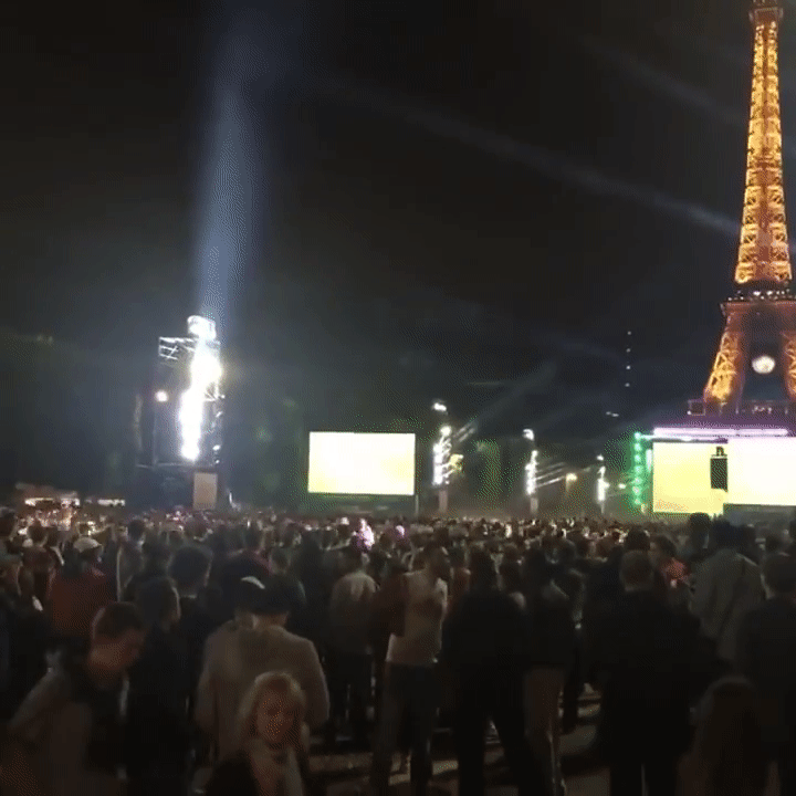 Петарда вызвала панику в фан-зоне в Париже во время матча ЧЕ-2016. ВИДЕО