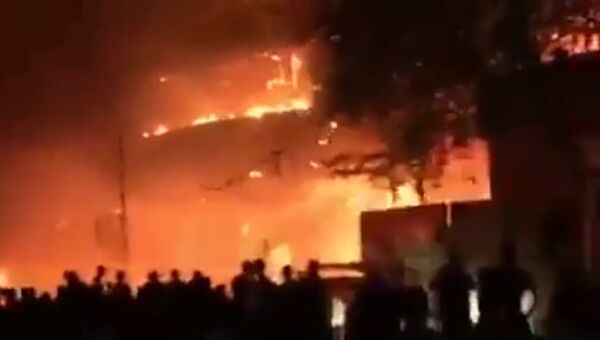 Сильное пламя охватило здание в Багдаде после атаки террористов в Ираке