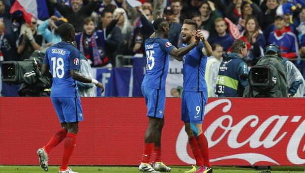 Французы празднуют гол в ворота сборной Исландии